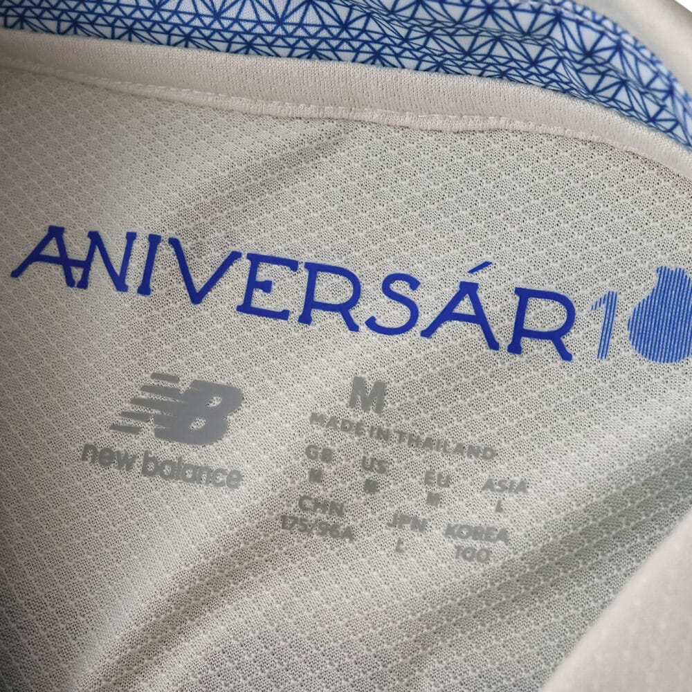 Close-up of FC Porto Third 2025/26 Fan Version jersey collar with “ANIVERSÁRIO” and New Balance logo inside.